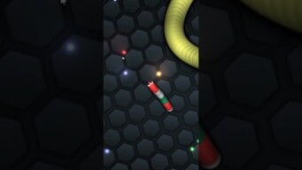 Lazarbeam acting sus while playing slither.io