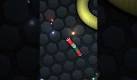 Lazarbeam acting sus while playing slither.io